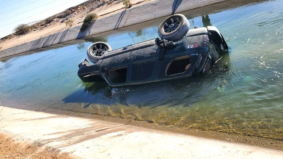 abandonan auto dentro del canal